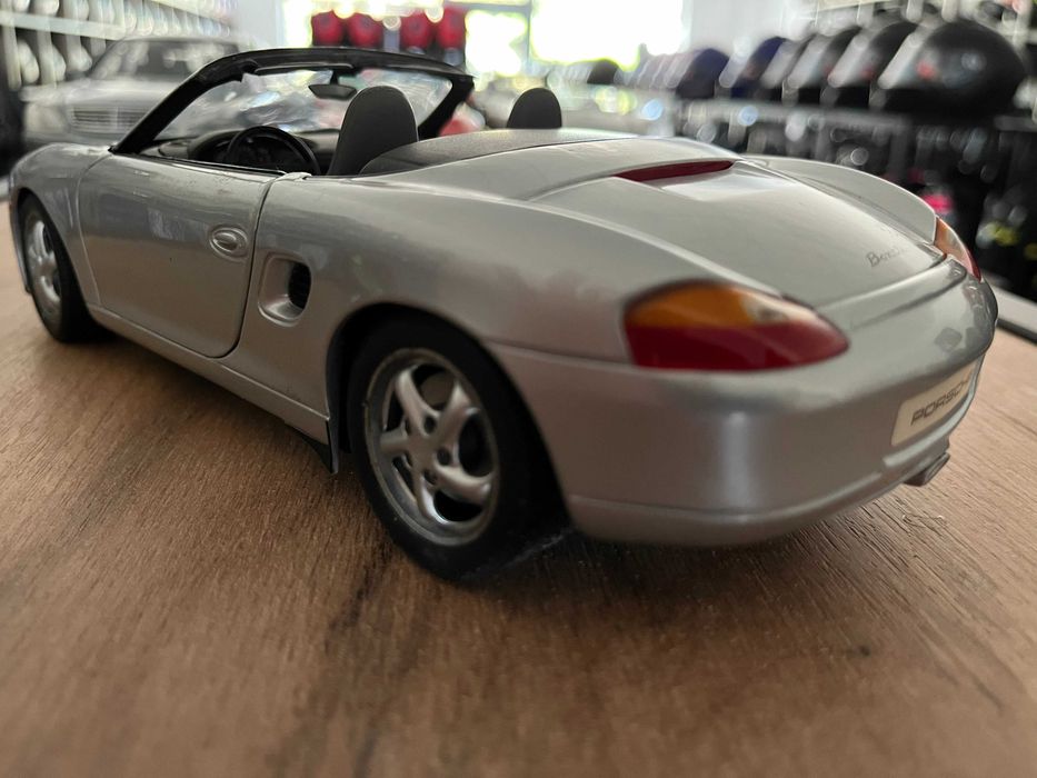 Метална колекционерска колички  UT Models PORSCHE BOXTER мащаб 1:18