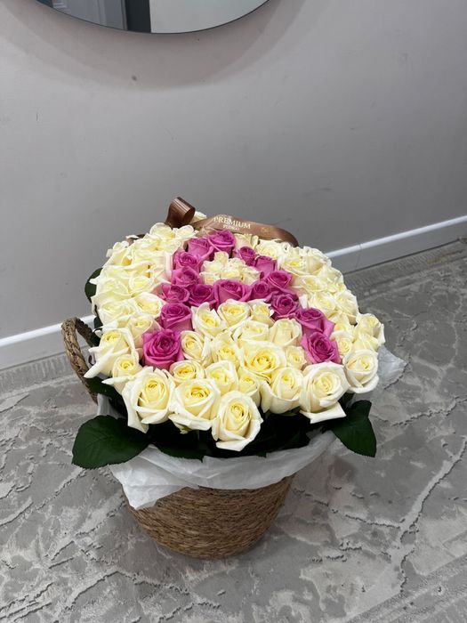 Корзина цветов(71роз) белые и розовые розы  с буквой  А