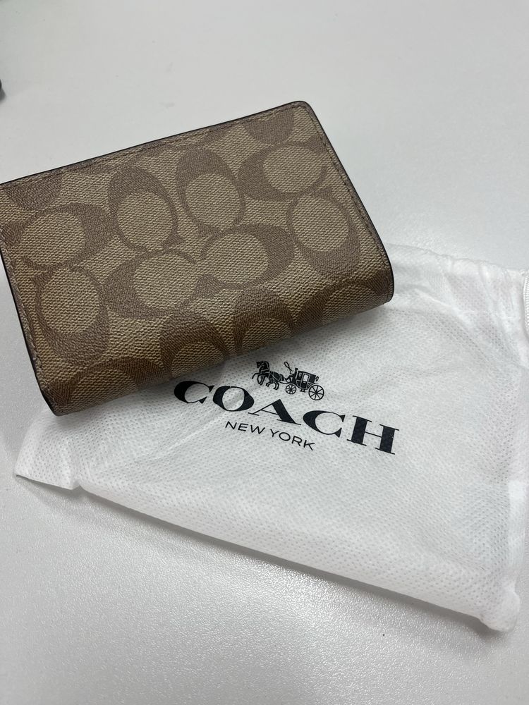 Нов портфейл Coach