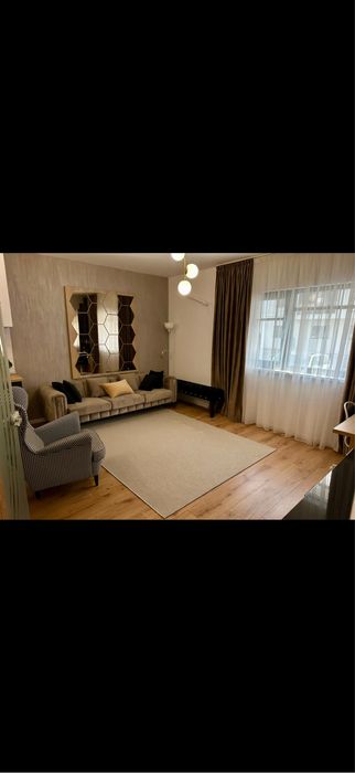Canapea de lux InterMobili din catifea – 3 locuri, stare excelentă