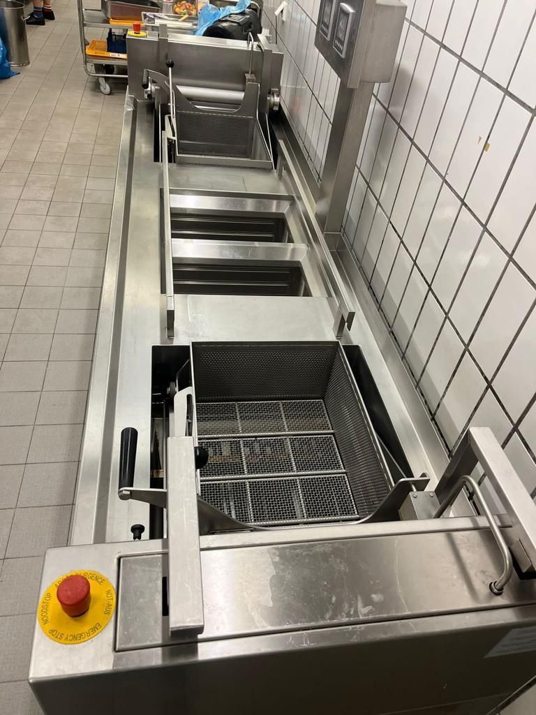 Vând  friteuză profesionala electricä automatä digitalä