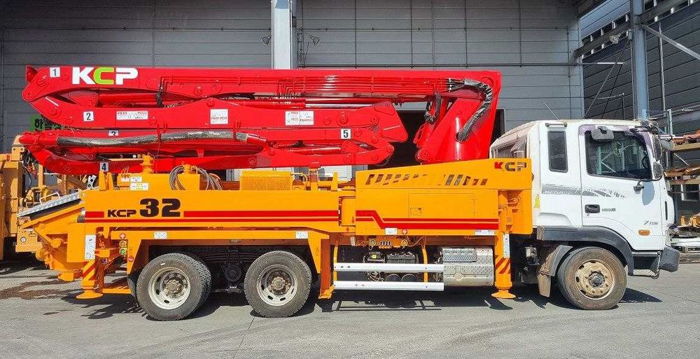 Автобетононасос KCP32ZX5120 (32м) на HYUNDAI  (Б.У.)