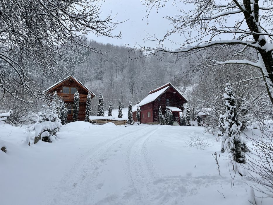 Doua cabane cu ciubar