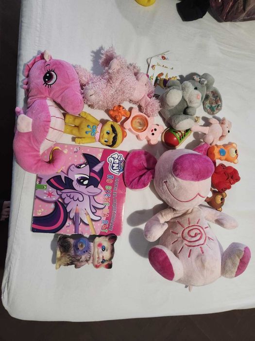 За момиче 3-4 години, дрешки и играчки