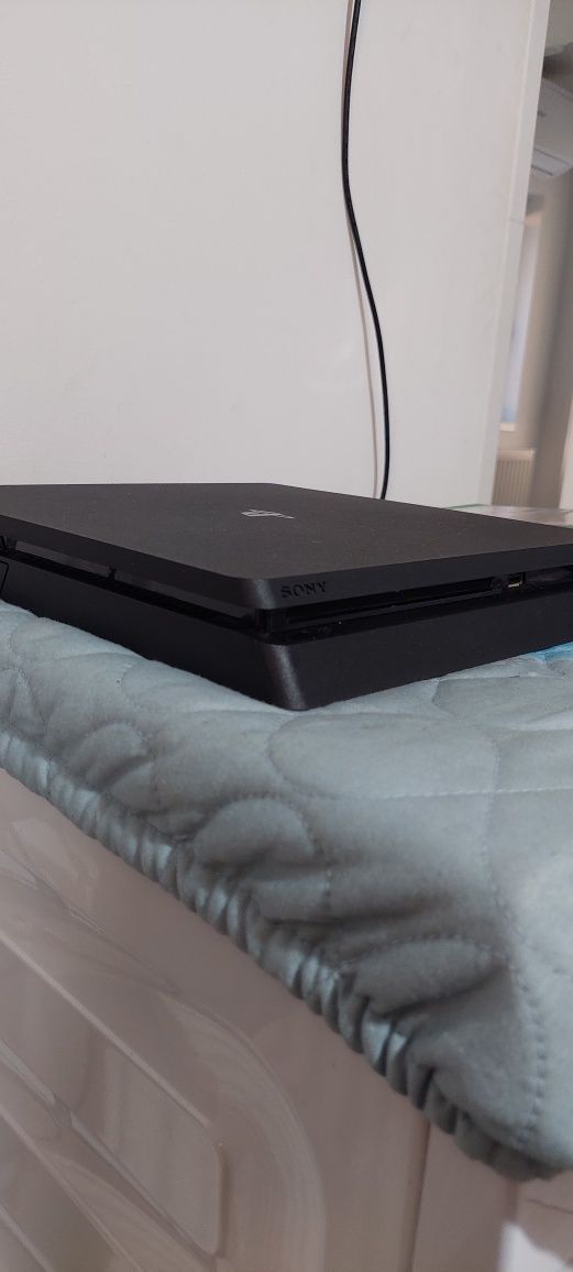 Vând PlayStation4 slim