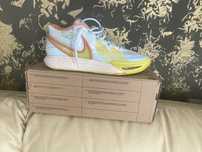 Vind nike model Kyrie 8 marimi 43,44 45, 46 pret 280ron