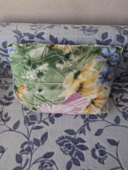 Продам подушку на синтепоне,размер 60/40 см,б/у