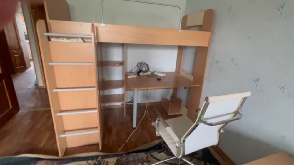 Срочно продается Двух яростный кровать с компьютерным столом