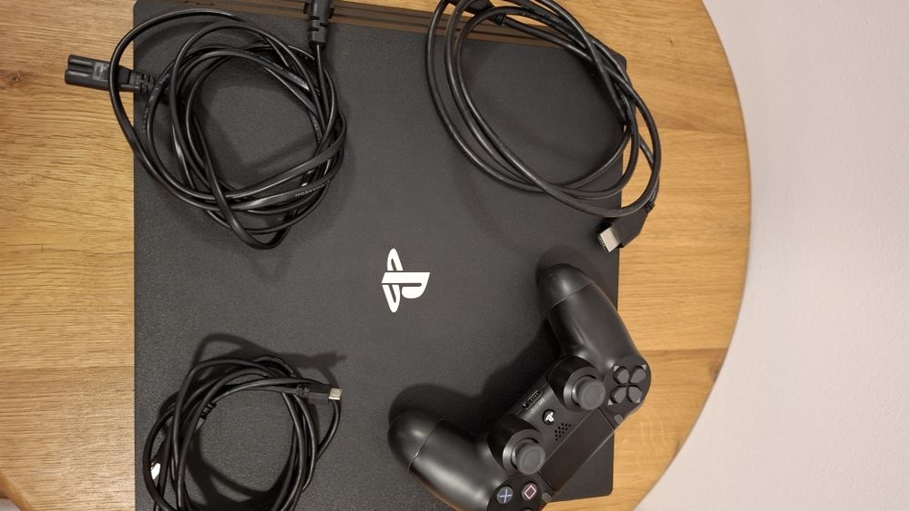 Vand consolă PS4 PRO 1TB cu 2 controllere + 2 jocuri