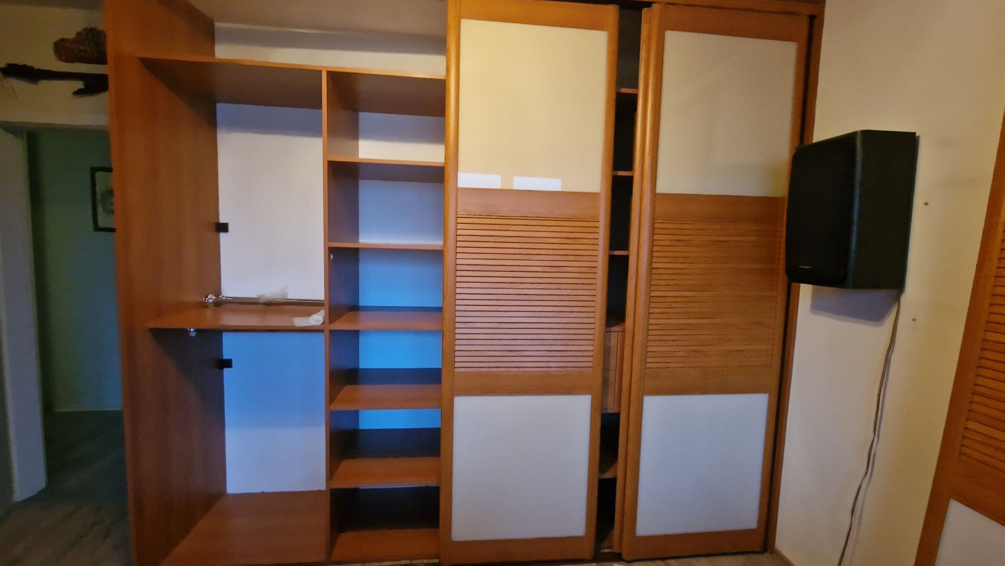 Гардероб е 3м(дължина) на 2,50м (височина).
