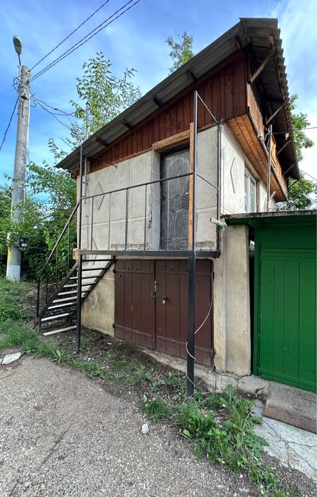 Vând Clădire+Garaj+Beci