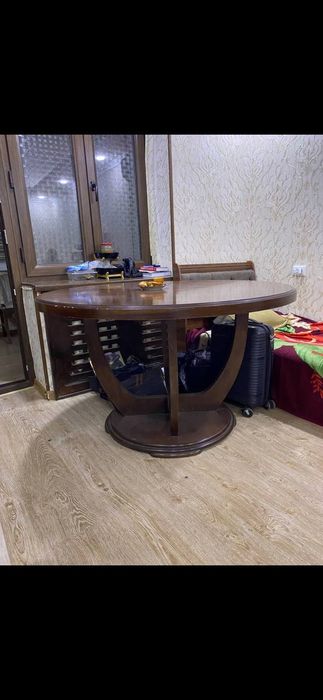 Стол ёнгок дарахтдан килинган