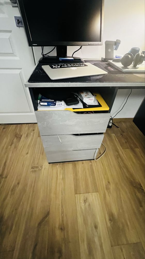 Офис бюро подходяща за ученици и работещи.