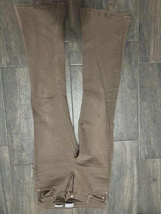 Pantaloni evazati