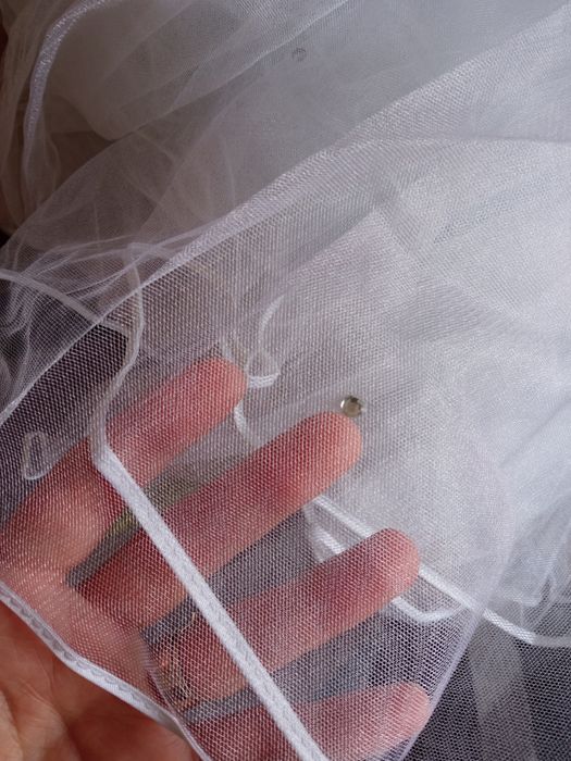 Voal alb cu pietricele