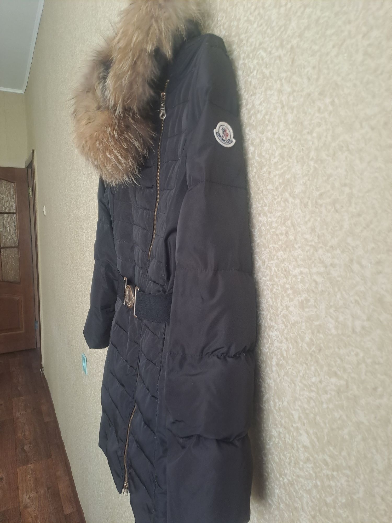 Moncler пуховик продам