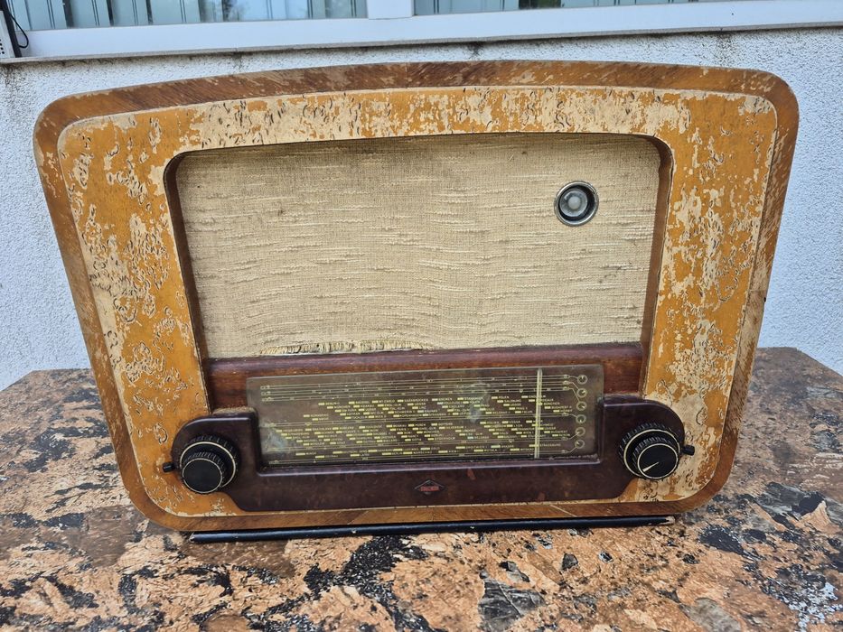 Radio cu lampi marca EAK ,model Super mare 97/51WS, made in Germany
Su
