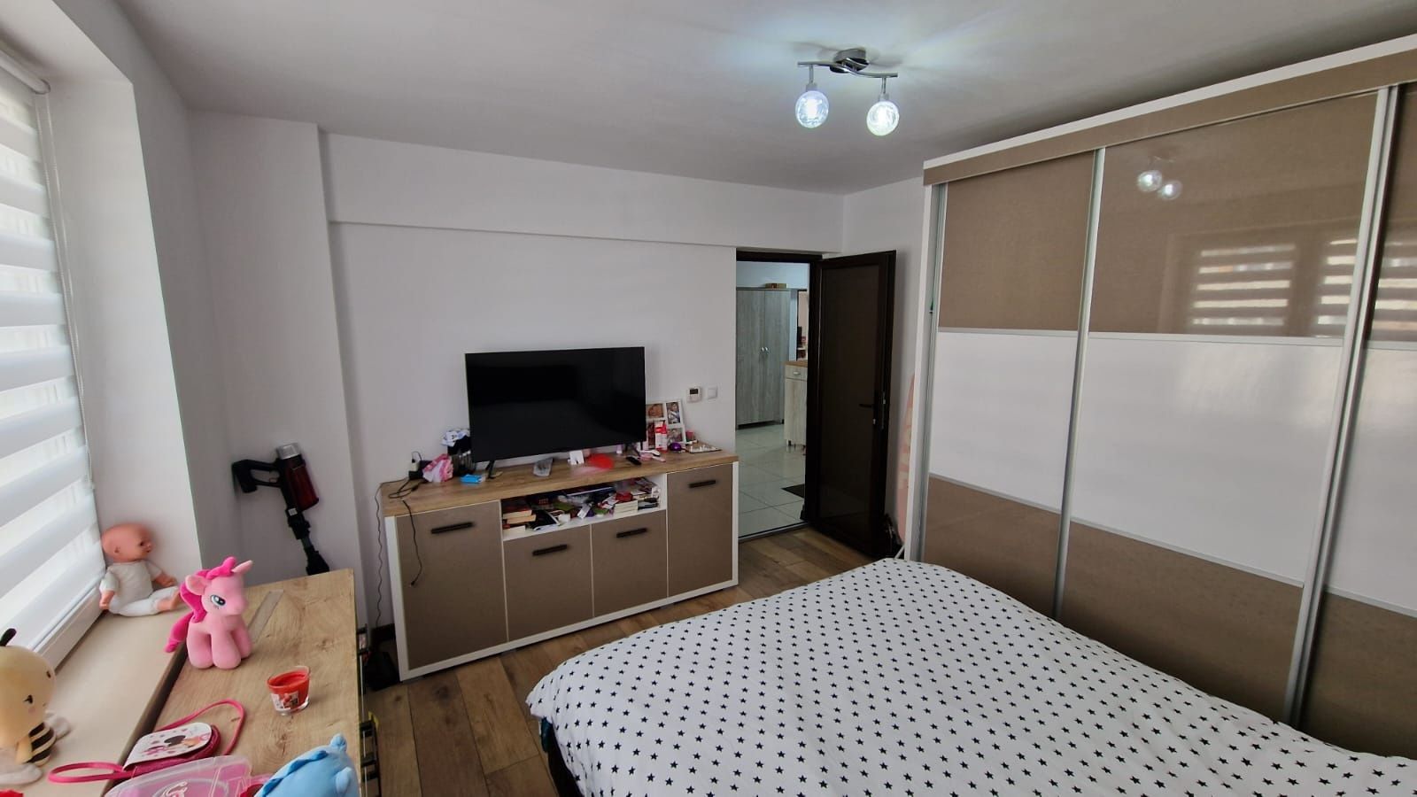 Apartament 3 dormitoare+living cu bucătărie+parcare