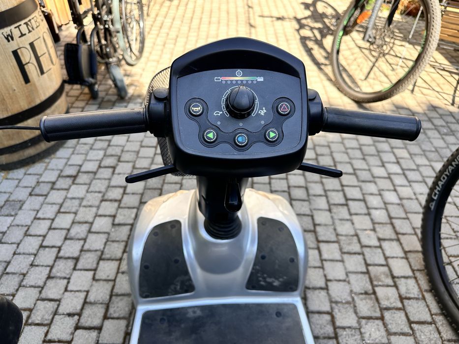 Електрически скутер Invacare Leo