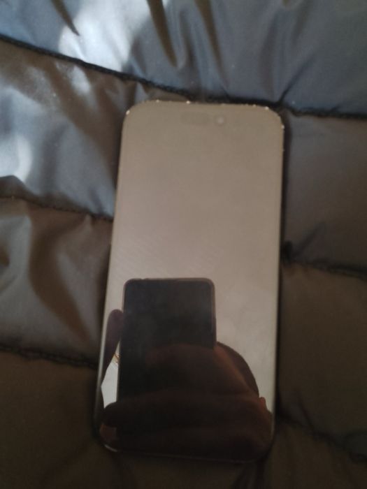 Iphone 15 с пукнат гръб