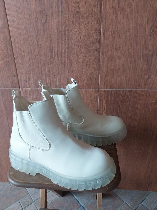 Боти,38.5номер,носени единствено от магазина до  вкъщи в деня на покуп