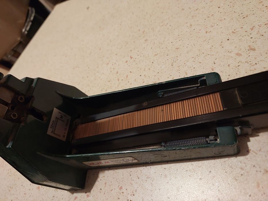 Capsator de Ambalaje si Cutii de Carton