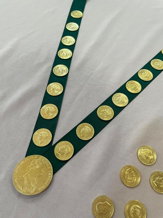 Vând salba din monede placate cu aur de 24k