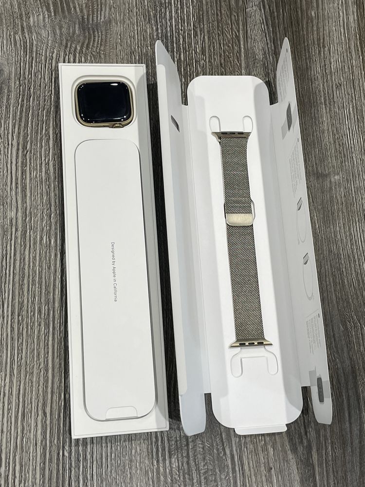 Apple Watch Series 8, Gold Stainless Stel Case, 45 mm, SECOND