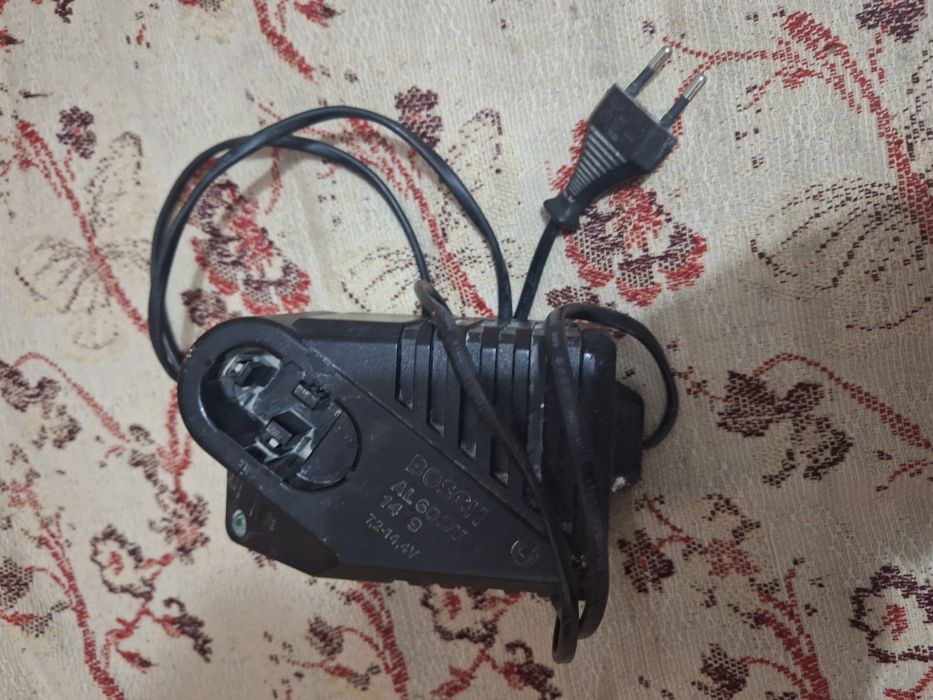 Винтоверт BOSH почти не използван със зарядно към него