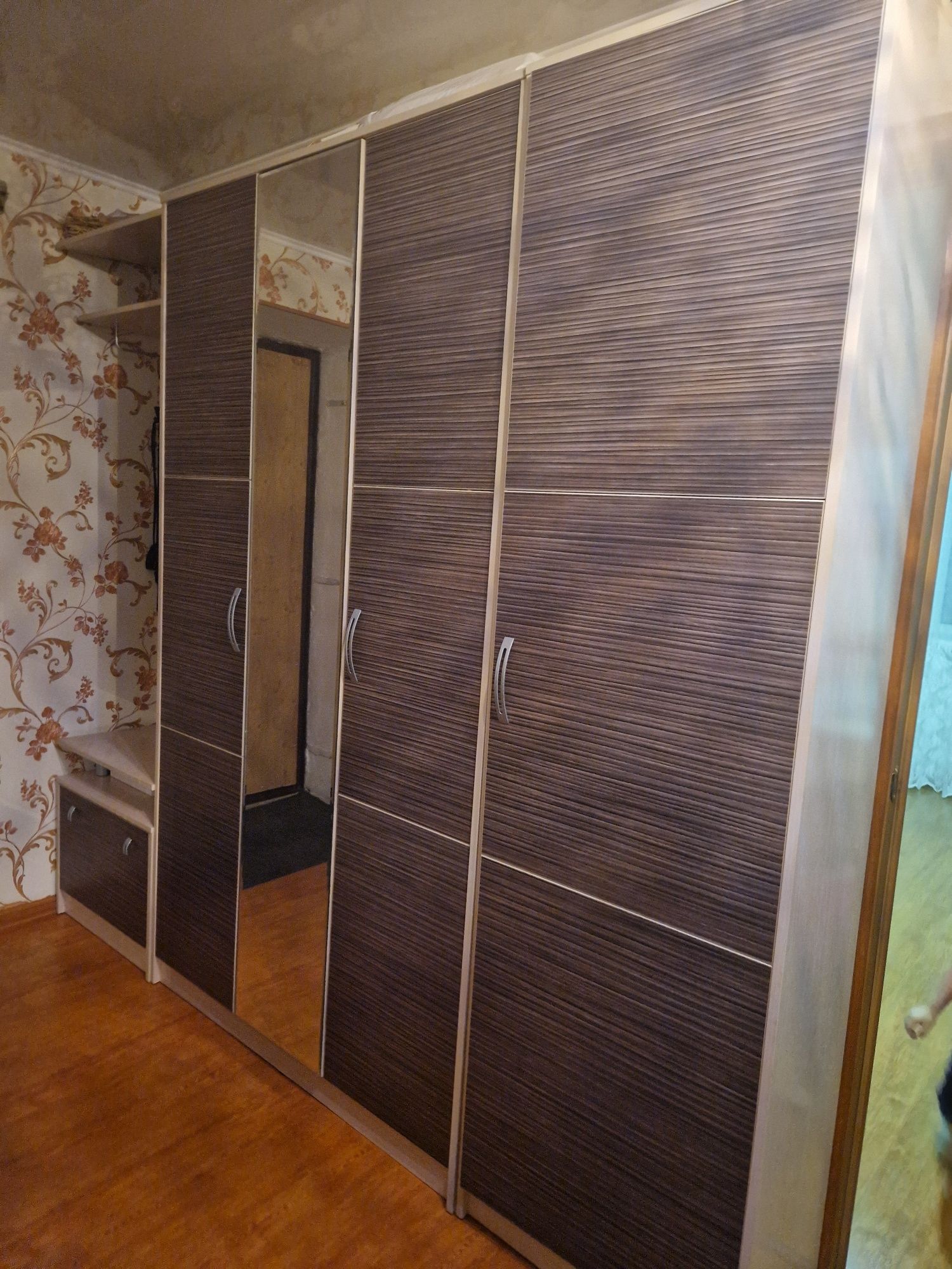 Продам шкаф в прихожую