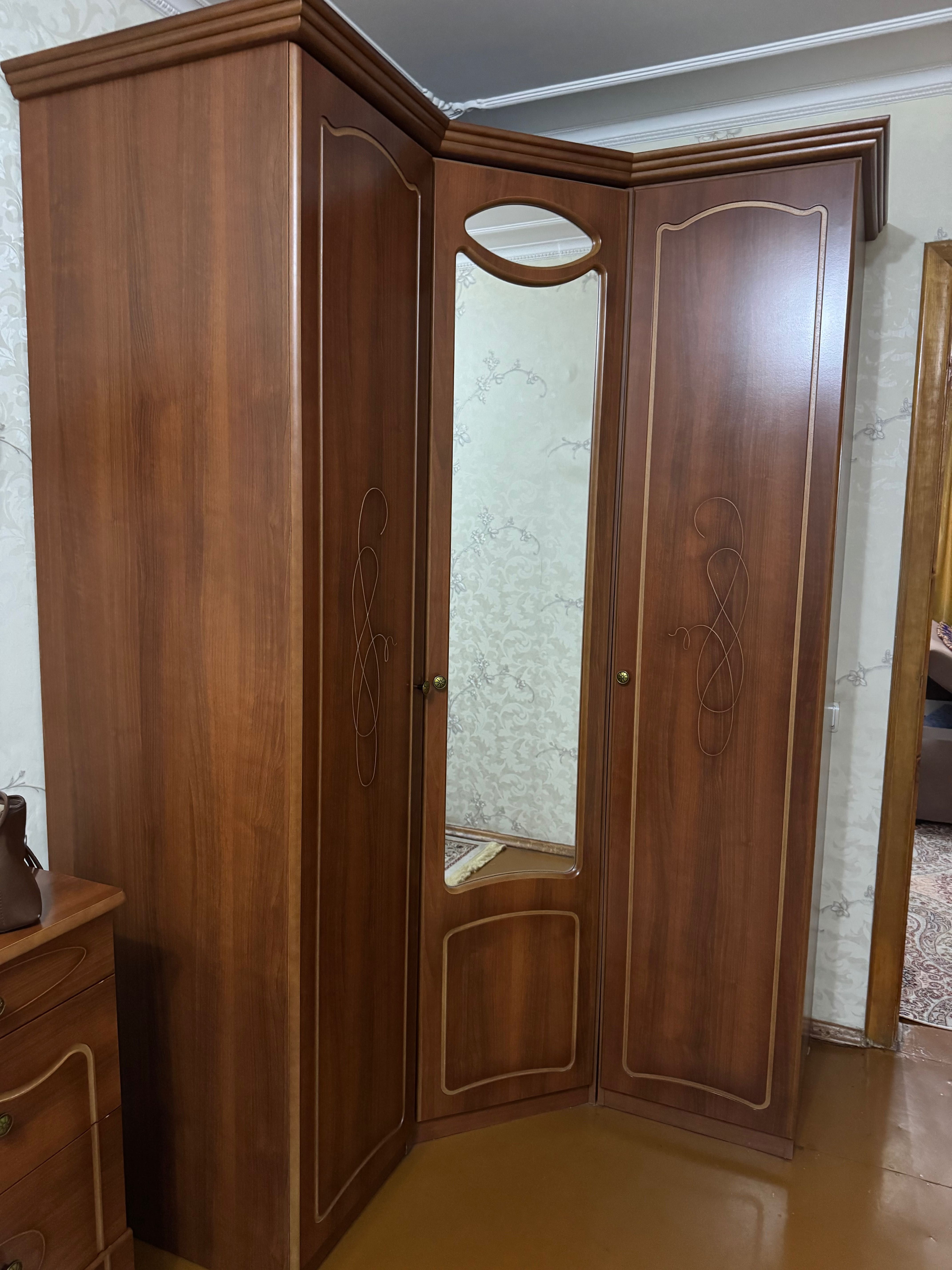 Продаем шкаф,комод,парту