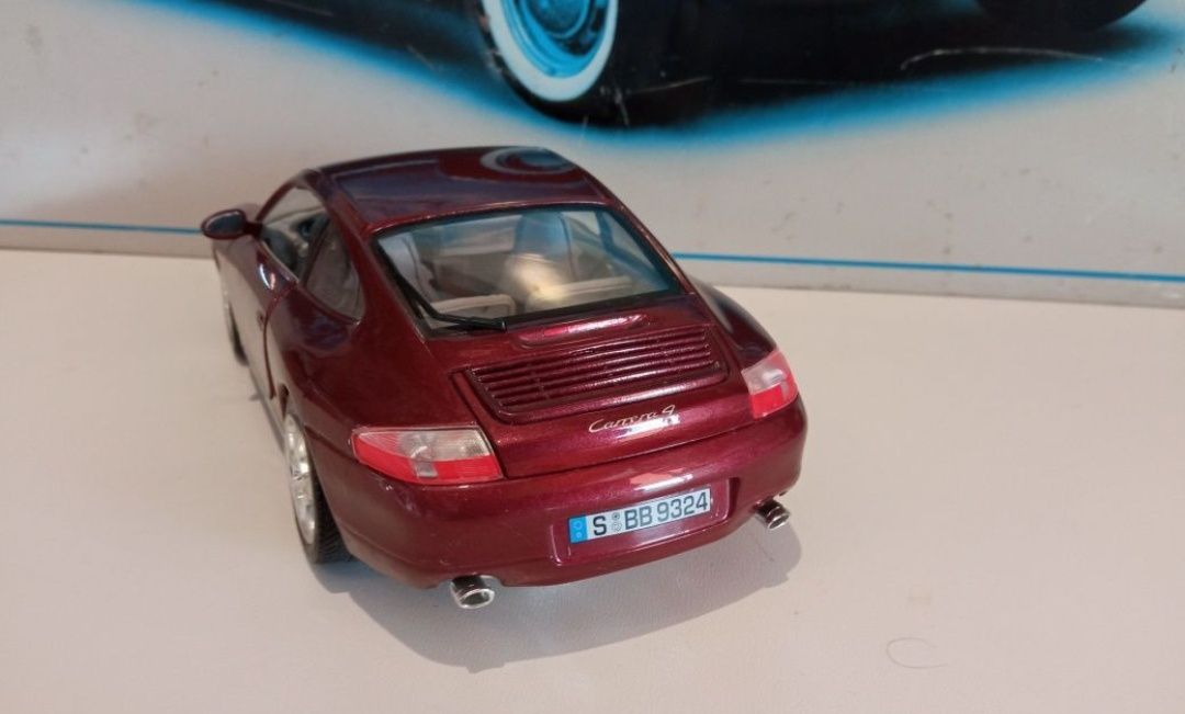 Porsche Carrera 911 bburago 1 18 

Scara 1/18

Bburago

Pozele reflect