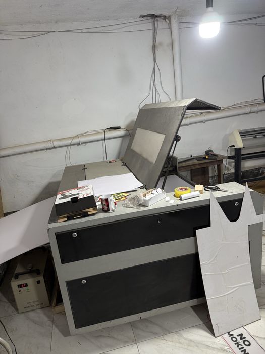 Lazer uskuna (reklamada ishlagan) 130*90 o’lchamda kesadi