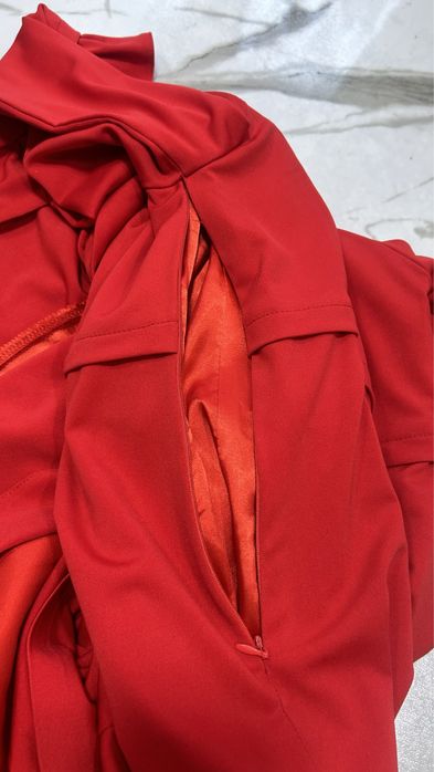 Платье красное.