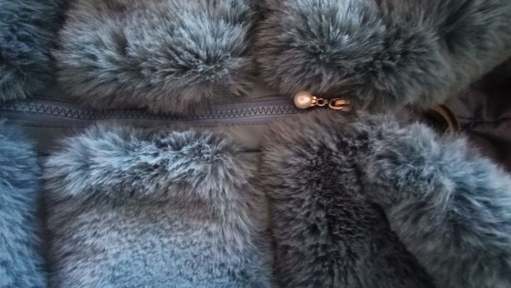 Продаю меховую жилетку на девочку, очень теплая, в отличном состоянии