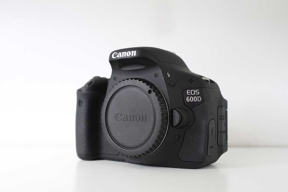Профессиональный фотоаппарат Canon 600D, тушка. И Батарейный блок.