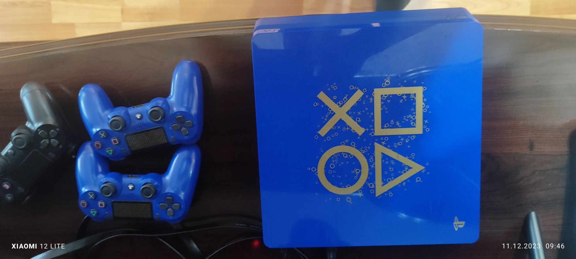 Play Station 4 gold edition