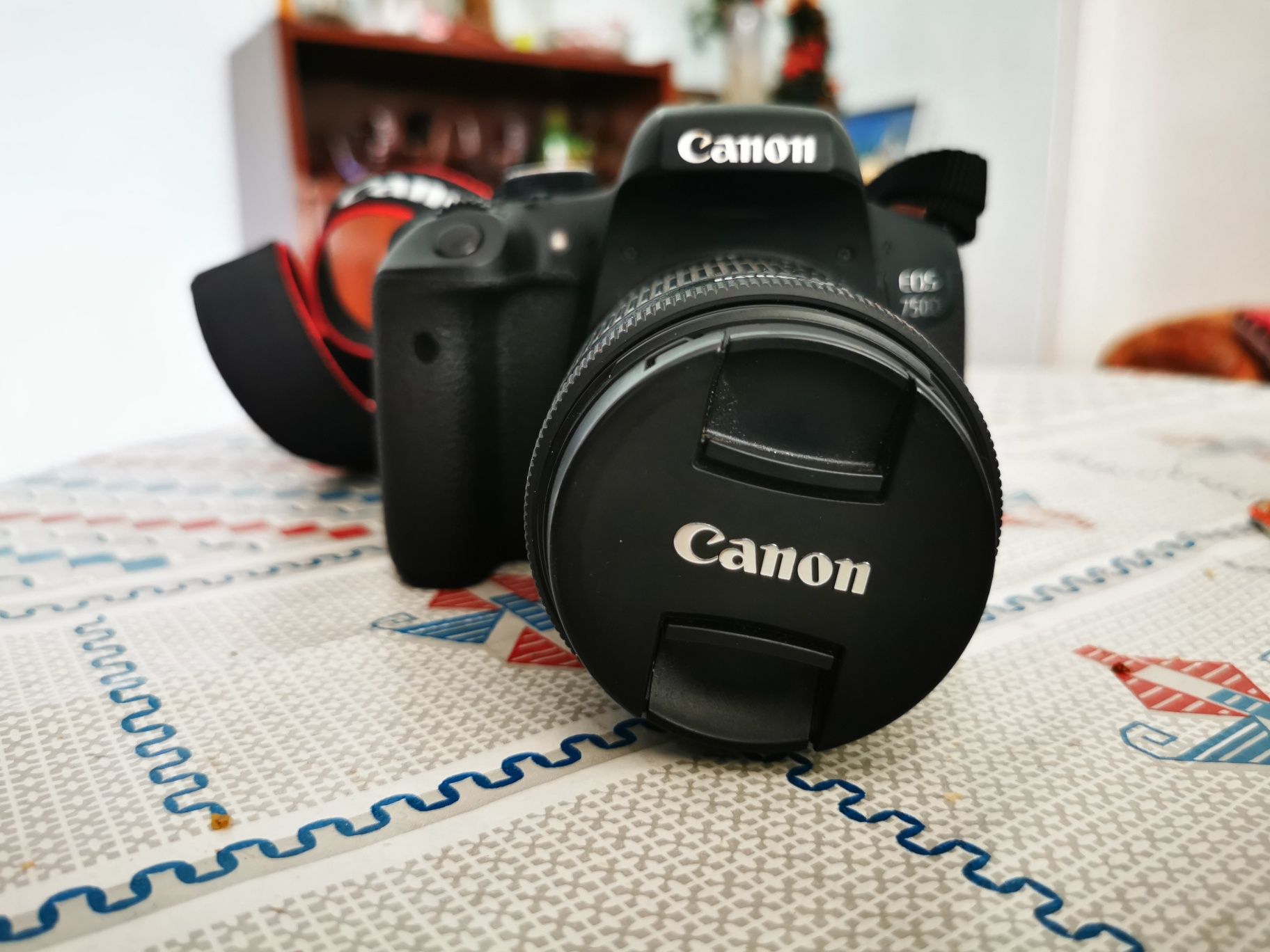 Фотоапарат Canon EOS 750D + Обектив 18-55 + Обектив 50мм F 1.8