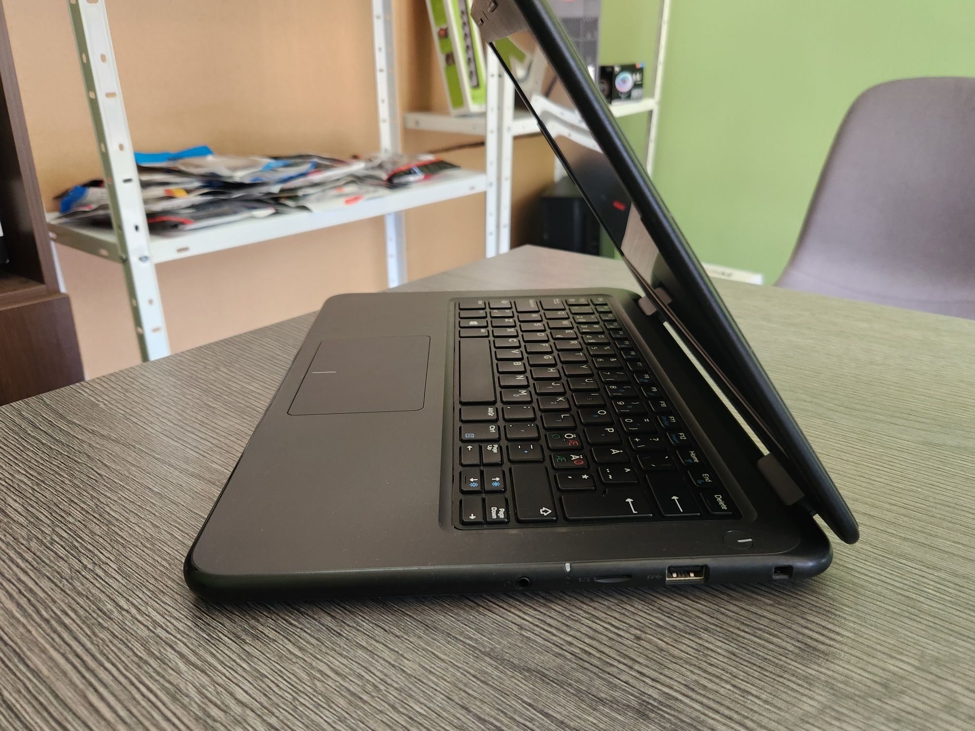Лаптоп Dell Latitude 3300 13.3" / i3 7020U/ 8GB DDR4/ 256GB SSD