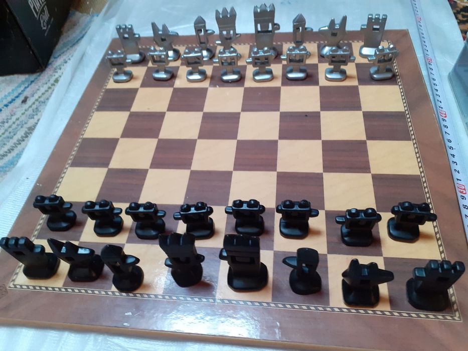 Joc de sah din metal cu design deosebit