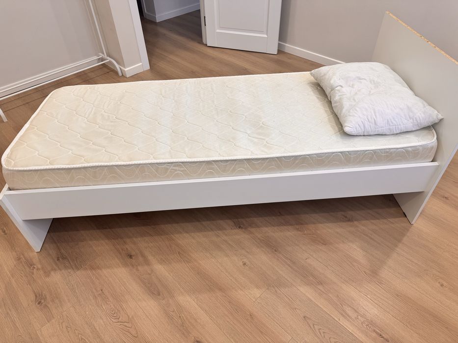 Продаётся односпальная кровать с матрасом