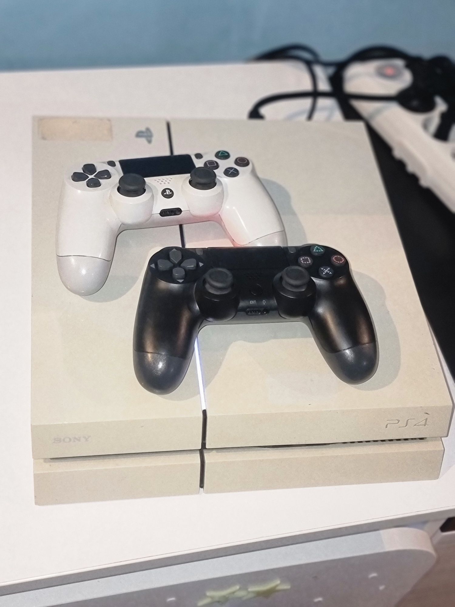 Конзола Playstation 4 с два джойстика