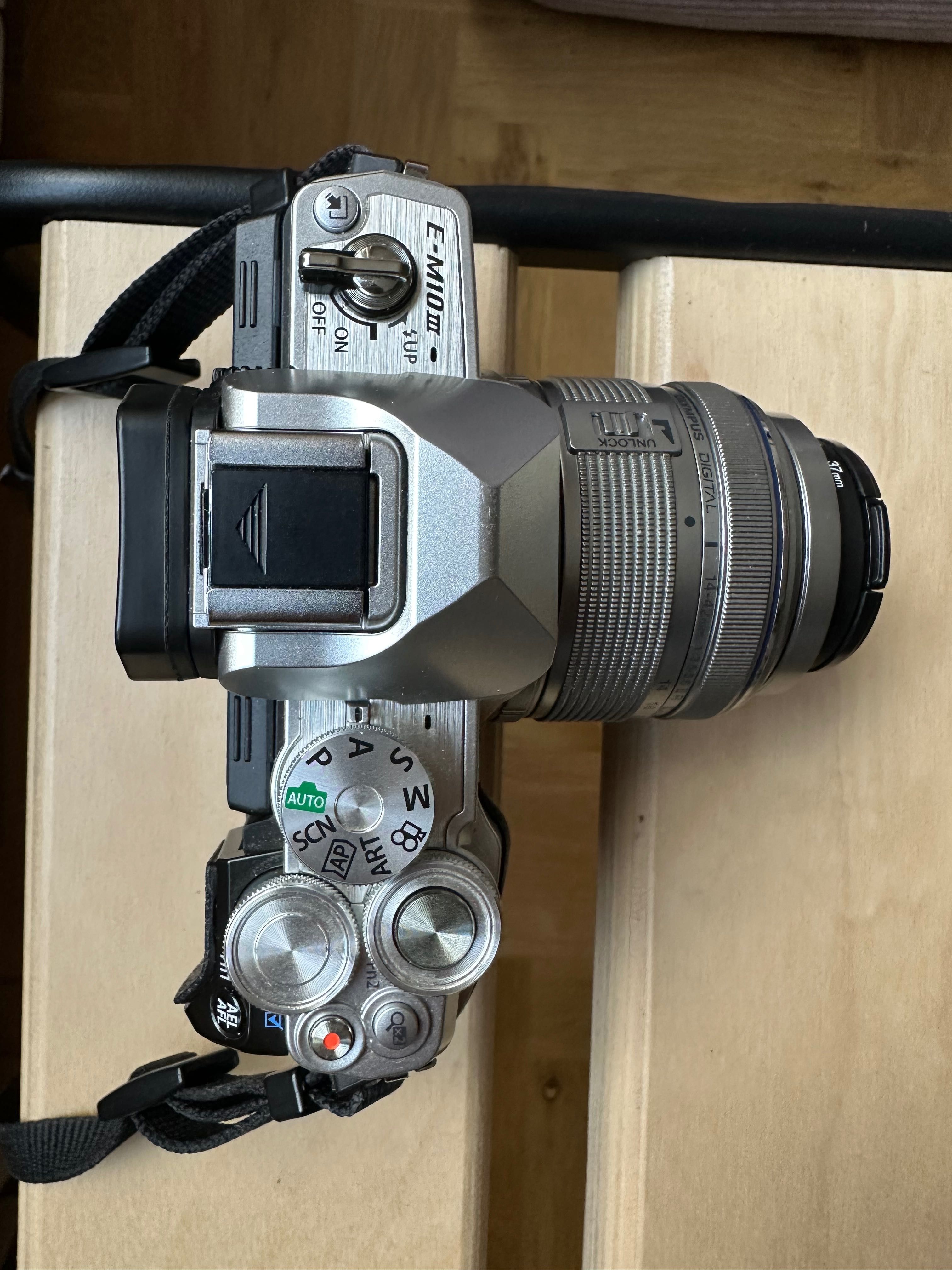 Olympus OM-D E-M10 Mark III + 1 обектив