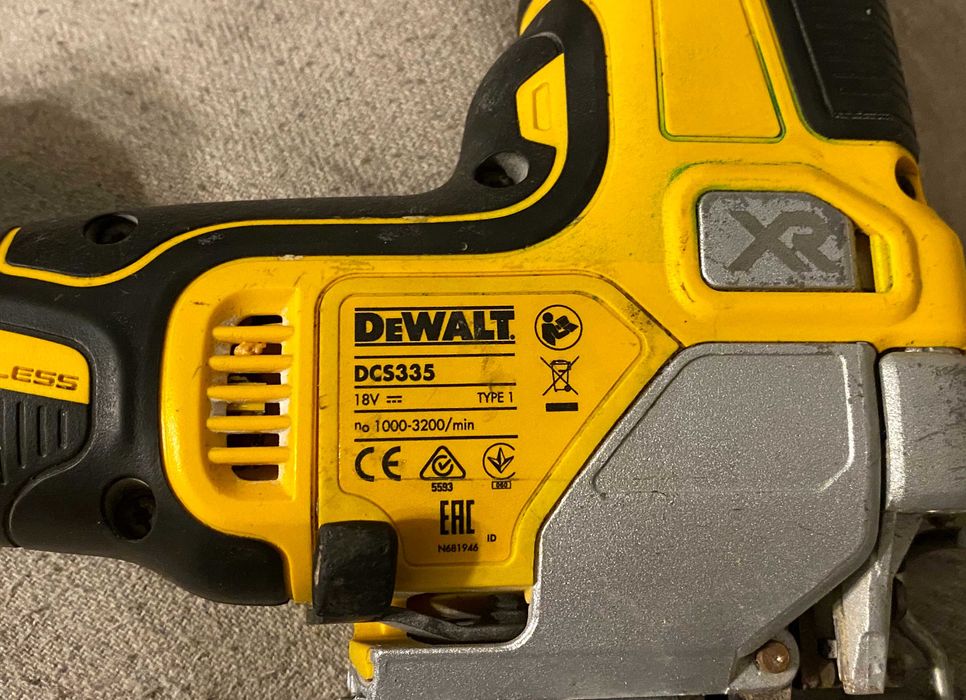Fierastrau vertical DEWALT DCS335 pe 18V Brushless - corp