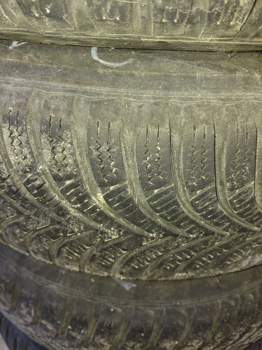 Продавам гуми за Ауди 80.