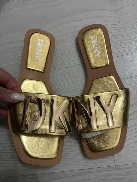 Шлепки DKNY , золотистого цвета