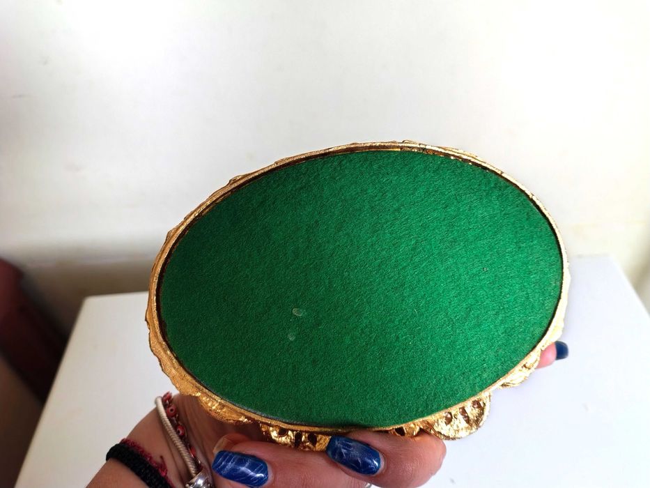 Прекрасна Позлатена Поставка За Червила