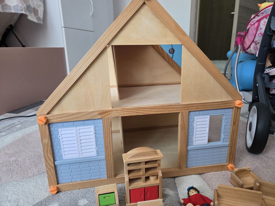 Дървена къща за кукли