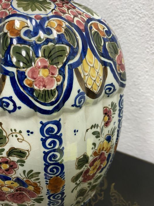 Голямахоландска ваза с капак на Delft