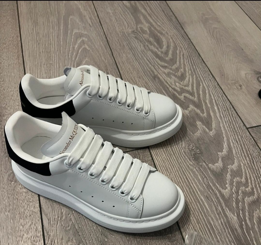Alexander McQueen la DOAR 239 LEI